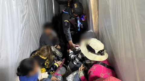 เจ้าหน้าที่คุมเข้ม สกัดจับชาวกัมพูชา 37 ชีวิต ลอบเข้าไทย ซุกในรถบรรทุกฟองน้ำ