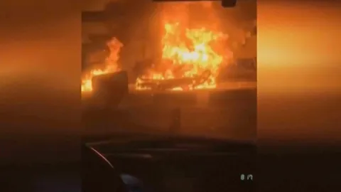 ทีวีอิหร่านเผยภาพรถถูกจุดไฟเผาตามท้องถนน ขณะที่การประท้วงครั้งใหญ่ยังลุกลาม