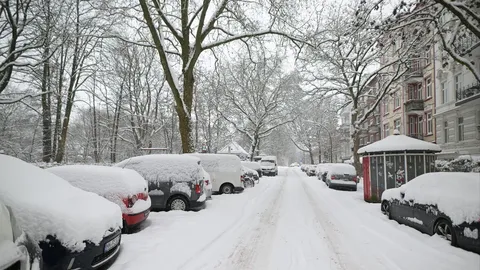 พายุถล่มยุโรป ไฟฟ้าดับหลายแสนครัวเรือน คมนาคมปั่นป่วน-โรงเรียนปิดเป็นวงกว้าง