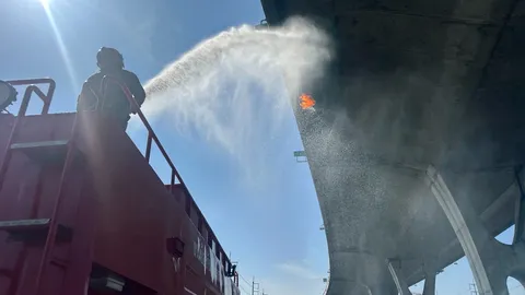 ไฟไหม้ท่อระบายน้ำ ทางด่วนบูรพาวิถี ชิ้นส่วนท่อร่วงลงถนน หวิดโดนรถขณะสัญจรไปมา