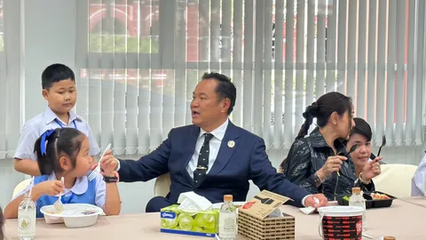 “อนุทิน” ร่วมวงทานข้าวกับลูก ๆ หลาน ๆ วีรชนทหารกล้า ก่อนแวะศรีย่าน กินก๋วยเตี๋ยวเจ้าประจำ