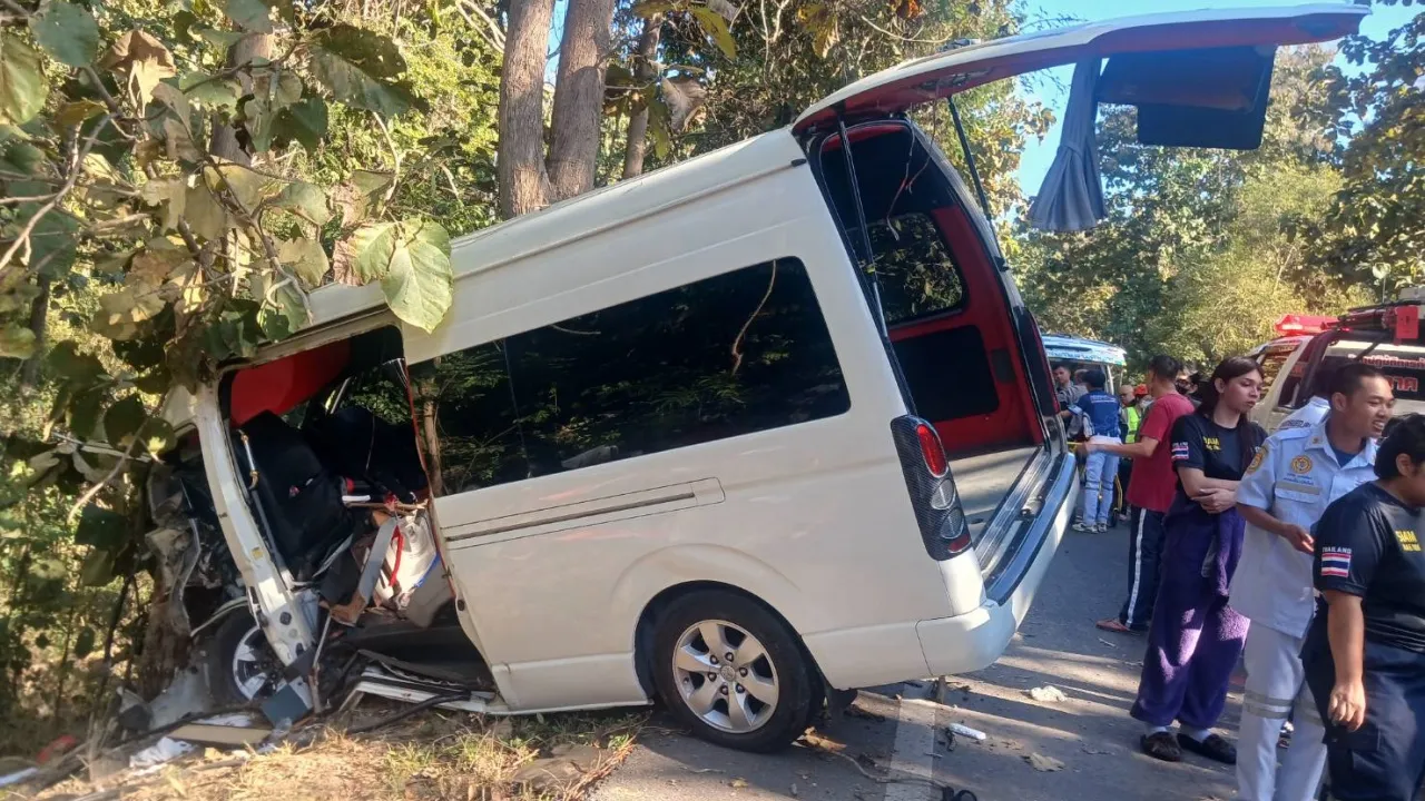 บาดเจ็บ 7 ราย "รถตู้นักท่องเที่ยว" เสียหลักพุ่งชนต้นไม้ บนถนนเชียงใหม่–พร้าว