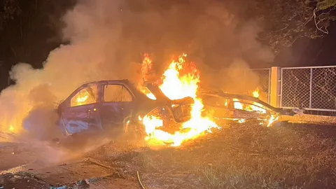 เสี่ยซิ่งเบนซ์ ฝ่าความมืดแหกโค้งเสยเสาไฟฟ้า ไฟท่วมรถหรู เสียชีวิตคาที่