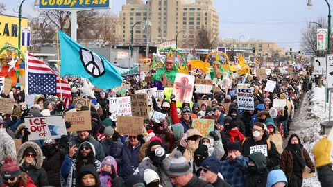 มินนิอาโพลิสเดือด ประท้วงใหญ่ปมเจ้าหน้าที่ ICE ยิงหญิงดับ รวบผู้ชุมนุมเกือบ 30 ราย 