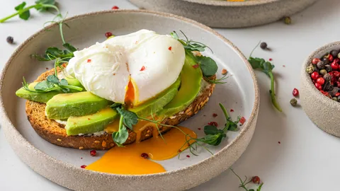 ทำไมวัย 50 ปีขึ้นไปควรรับประทานไข่ ส่องประโยชน์ "ซูเปอร์ฟู้ด" ราคาประหยัดที่หมอแนะนำ