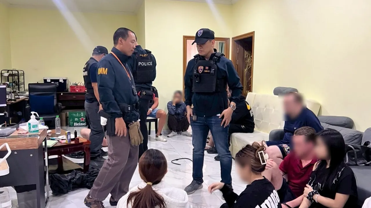 สืบ ตม.3 เปิดปฏิบัติการทลายบ่อนโป๊กเกอร์กลางเมืองพัทยา รวบนักพนันต่างชาติ
