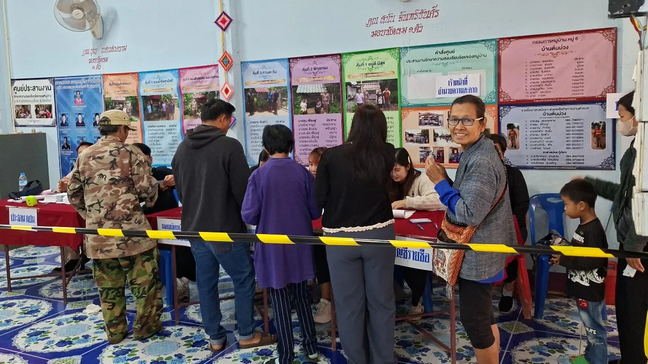 เลขาฯ กกต. ตรวจการลงคะแนนเลือกตั้ง อบต. ที่อุตรดิตถ์ คนใช้สิทธิคึกคัก