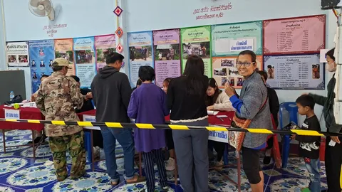 เลขาฯ กกต. ตรวจการลงคะแนนเลือกตั้ง อบต. ที่อุตรดิตถ์ คนใช้สิทธิคึกคัก