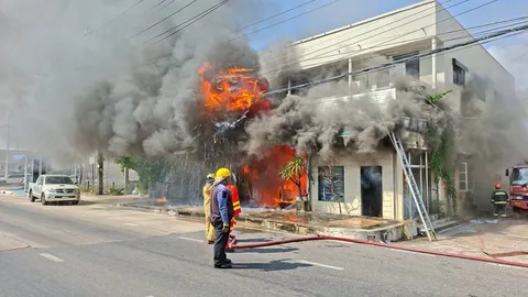 ไฟไหม้อาคารพาณิชย์ กลางเมืองมุกดาหาร เพลิงโหมรุนแรง แมวตาย 6 ตัว