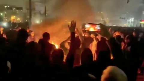 อิหร่านลั่นตอบโต้แน่ หากสหรัฐฯ โจมตี ประท้วงดับแล้ว 100 ศพ