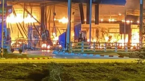 โจรใต้บึมปั๊มน้ำมัน คืนเดียว 11 แห่ง ป่วนหนัก3 จังหวัด เคอร์ฟิวนราธิวาส (คลิป)