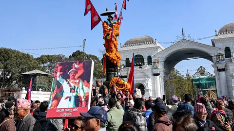 ชาวเนปาลนับพันคน ชุมนุมทวงคืนสถาบันกษัตริย์ ก่อนการเลือกตั้งใหญ่เดือนมีนาคมนี้