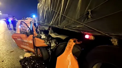 อุบัติเหตุสลด เหมาแท็กซี่กลับสุรินทร์ไปเลือกตั้ง อบต. ขากลับเสยท้ายสิบล้อดับ 3 ศพ