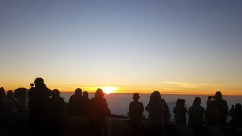 นักท่องเที่ยวแห่สัมผัสอากาศหนาวฉ่ำ ดอยอินทนนท์เย็นยะเยือกต่ำสุด 3 องศาฯ