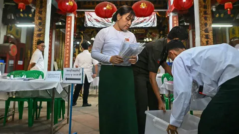 เมียนมาเริ่มนับคะแนนเลือกตั้งรอบสอง คนออกมาใช้สิทธิบางตาท่ามกลางความหวาดกลัว