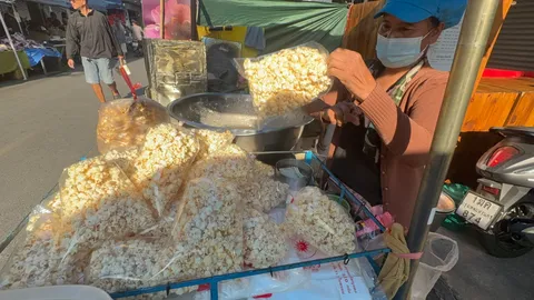 ข้าวโพดคั่วโบราณป้าต้อย ทีเด็ดตลาดเช้าเมืองอ่างทอง 20 ปี หอมกลิ่นเตาถ่าน ตามแบบฉบับงานวัด
