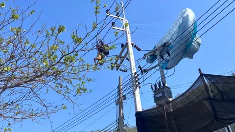 นักกีฬาร่มบิน ติดเสาไฟฟ้าแรงสูง ตัดไฟทั้งเกาะล้าน ช่วยเหลือนำส่ง รพ.