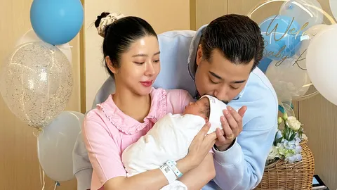 "เนย วรัฐฐา" เล่าโมเมนต์เห็นหน้าน้องคีธครั้งแรก ตื้นตันน้ำตาไหล "ฤทธิ์" เห่อหนักเฝ้าไม่ยอมห่าง