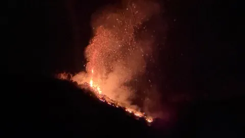 ไฟไหม้ป่าลามขึ้นเขาแสมสาร ระดมรถดับเพลิงกว่า 10 คัน เร่งควบคุมสถานการณ์