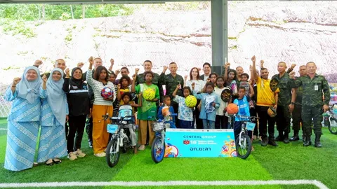 กลุ่มเซ็นทรัล ส่งคาราวานของขวัญ มอบรอยยิ้มให้เยาวชนชายแดนใต้