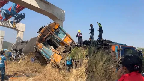 ด่วน! เครนก่อสร้าง ตกใส่ขบวนรถไฟที่สีคิ้ว มีเจ็บ-ตาย จำนวนมาก (คลิป)