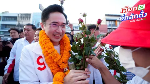 “ยศชนัน” นำทีมเพื่อไทย หาเสียงสระบุรี ชาวบ้านคล้องมาลัยกะหรี่ปั๊บ เจ้าตัวโชว์ลีลาลวกเส้นบะหมี่