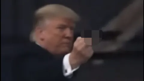 ช็อตเด็ด ทรัมป์ฟิวส์ขาดชูนิ้วกลางใส่คนตะโกนด่า ระหว่างเยี่ยมโรงงานฟอร์ด