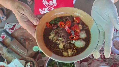 ก๋วยเตี๋ยวกะปิ สูตรเด็ดหนึ่งเดียวในอุตรดิตถ์ พริกหยวกเผาหอมฟุ้ง เริ่มต้นชามละ 20 บาท