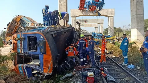 รฟท. เร่งเยียวยาผู้เสียหาย สั่งหยุดก่อสร้าง สอบหาสาเหตุเครนหล่นทับรถไฟทันที