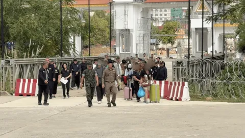 เจ้าหน้าที่รับตัวคนไทย 28 ราย จากกัมพูชา กลับประเทศ ญาติดีใจโผเข้ากอดแน่น