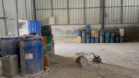 จนท. แกะรอยคนร้ายลอบบึมปั๊ม พบโกดังเก็บน้ำมันเถื่อน ยึดของกลางกว่า 9,230 ลิตร