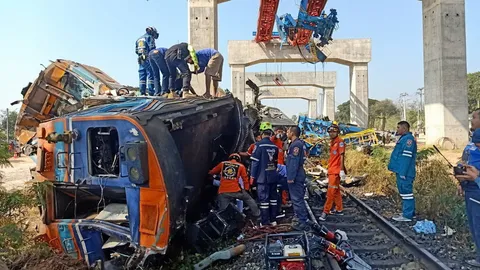 สยองฐานรองเครนร่วง ทับรถไฟดับ 32 เจ็บ 67 สายกรุงเทพฯ-อุบลราชธานี (คลิป)