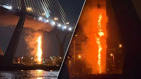 ระทึกไฟไหม้ท่อยางน้ำทิ้ง ตอม่อสะพานภูมิพล 2 เจ้าหน้าที่เร่งควบคุมเพลิง