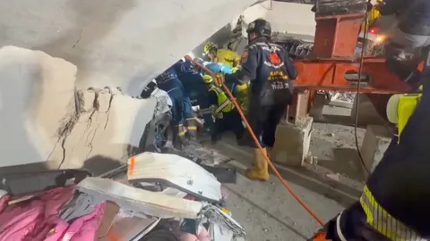 นำร่างสุดท้ายออกมาได้แล้ว เหยื่อเครนถล่มพระราม 2 ยังปิดช่องทางหลัก ทั้ง 2 ฝั่ง