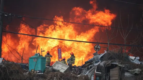 ด่วน ไฟไหม้ใหญ่ชุมชนแออัดกลางย่านกังนัม ระดมดับเพลิงเกือบ 300 นาย เร่งอพยพประชาชน