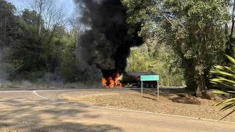 ไฟไหม้รถบรรทุกน้ำมัน ถนน 304 วังน้ำเขียว คนขับหนีตาย รอดหวุดหวิด