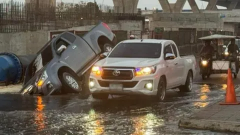 พระราม 2 รายวัน ถนนทรุดตัว กระบะหน้าทิ่มลงหลุม