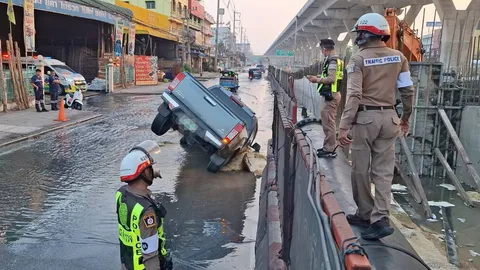 สาเหตุถนนพระราม 2 ทรุด ท่อประปาขนาดใหญ่แตก ทำให้ผิวจราจรยุบตัวเป็นหลุม