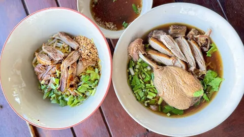 “เตี๋ยวบุญเกิด” ริมน้ำคลอง 16 ร้านลับๆ มีทีเด็ด “เป็ดพะโล้”