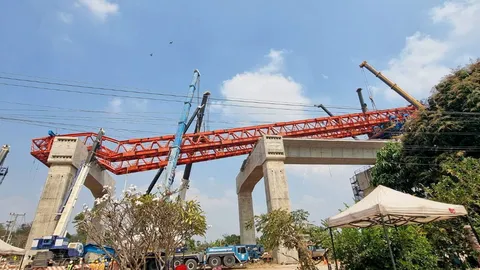 ผวาทรุดตัวซ้ำ รื้อเครนถล่มล่าช้า วิศวกรให้ปากคำแล้ว ท่อพระราม 2 แตกอีก กระบะระทึกตกหลุม