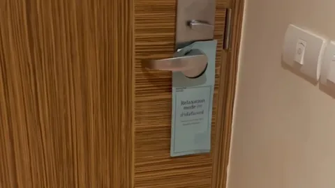 ดีเจสาวผวา เจอชายปริศนา พยายามใช้คีย์การ์ด เปิดห้องในโรงแรมกลางดึก