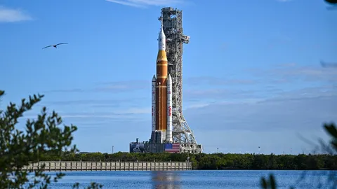 นาซาเคลื่อนจรวด SLS สู่ฐานปล่อย เตรียมภารกิจ "อาร์เทมิส 2" ส่งมนุษย์โคจรรอบดวงจันทร์รอบ 50 ปี