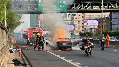 วอดทั้งคัน ไฟไหม้รถยนต์ กลางทางด่วน คนขับหนีออกมาได้ทัน