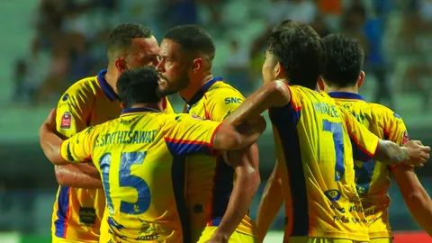 ผลบอลวันนี้ ช็อกสิงห์เจ้าท่า! ระยองโดนก่อนสองลูก ก่อนรัวแซง 5 ประตูรวด พลิกนรกชนะท่าเรือ