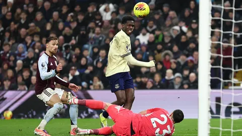 ผลบอลเมื่อคืน แอสตัน วิลล่า พ่าย เอฟเวอร์ตัน คาบ้าน ชวดขึ้นรองฝูงพรีเมียร์ลีก