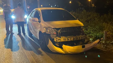 สลด เก๋งพุ่งชนอดีตข้าราชการวัย 73 ขณะข้ามถนน ร่างกระเด็นดับคาที่