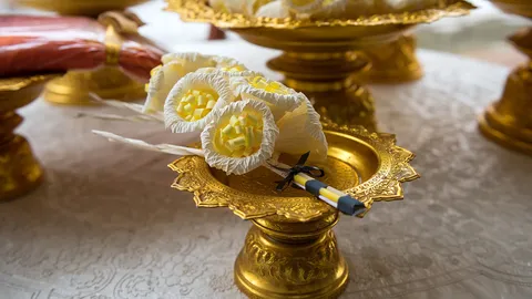 คู่มือไปงานศพ เปิดความหมาย "บทสวดพระอภิธรรม" ขั้นตอนทอดผ้า และการวางตัวเหมาะสม