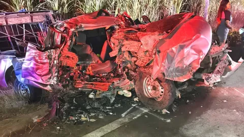 กระบะขนแรงงานชาวลาว ชนประสานงาดับ 5 ศพ บาดเจ็บหลายราย