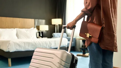 เปิดทริค “นอนโรงแรมคนเดียว” ให้ปลอดภัย 6 วิธีป้องกันตัวที่ผู้หญิงเที่ยวคนเดียวต้องรู้