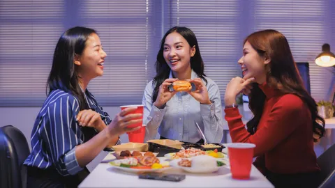 5 นิสัยการกินมื้อเย็น ทำผิวแก่ก่อนวัย หมอผิวหนังเตือนเลี่ยงด่วนถ้าไม่อยากหน้าล้ำอายุ